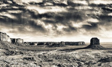 Anıt Vadisi 'nin gündoğumundaki hava panoramik manzarası.