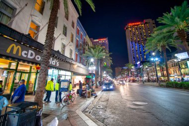 Şehir merkezi ve mimarinin sergilendiği New Orleans sokaklarının kentsel gece manzarası.