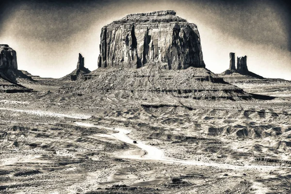 Büyük anıt vadisi çöl manzarası yazın açık mavi gökyüzü ve kırmızı kayalar altında.