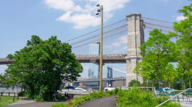 Tarihi Brooklyn Köprüsü sütunları yapısal tasarım ve kentsel ufuk çizgisi görünümleri sergiliyor.