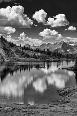 Sunshine Meadows Patikası 'ndaki turkuaz göller ve çayırların insansız hava manzarası..