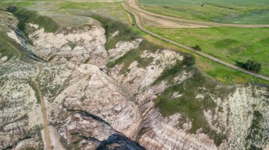 At Hırsızı Alberta Kanyonu yaz mevsiminde erozyon desenlerini ve geniş araziyi vurguluyor..