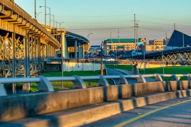 New Orleans şehir merkezindeki tarihi kırmızı tramvay yolcuları şehir sokakları boyunca taşıyor..