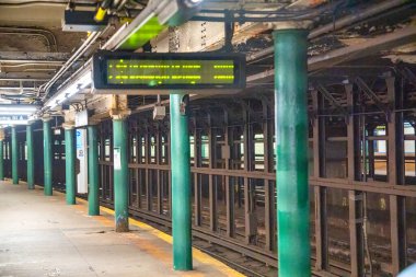 New York 'taki metro tren istasyonu yeraltı ulaşım sistemi..