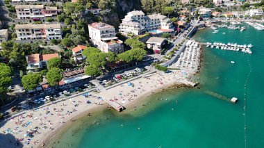 Pürüzsüz çakıl taşları, kristal suyu ve manzaralı yaz arkaplanı olan Portovenere kıyıları.