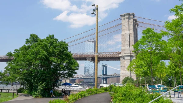 Tarihi Brooklyn Köprüsü sütunları yapısal tasarım ve kentsel ufuk çizgisi görünümleri sergiliyor.