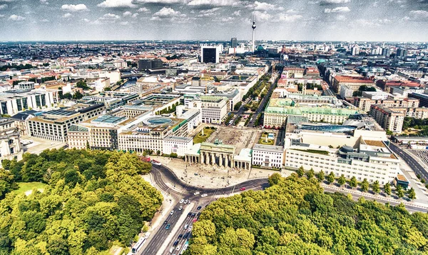 İHA, Almanya 'dan Berlin hava görüntüsü. Brandenburg kapısı ve parkı olan şehir binaları bir yaz günü.