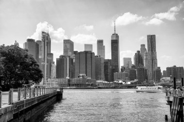 Brooklyn Köprüsü 'nden aşağı Manhattan ufuk çizgisi manzaralı güneşli şehir manzaralı liman..