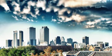 New Orleans 'ın hava tarzı manzarası Mississippi Nehri' ni geçerken görüldü..