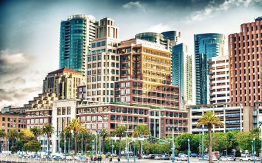 San Francisco, CA - 6 Ağustos 2017: Güneşli bir günde şehrin sokakları ve binaları.