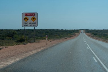 Tipik WA trafik levhası Coral Bay Ningaloo Resifi 'ne olan uzaklığı gösteriyor..