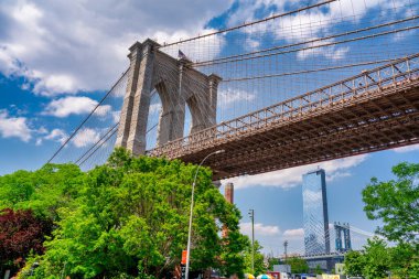 Iconic Brooklyn Köprüsü, Brooklyn Köprüsü Parkı 'ndan New York' ta yaz güneşinde görüldü..