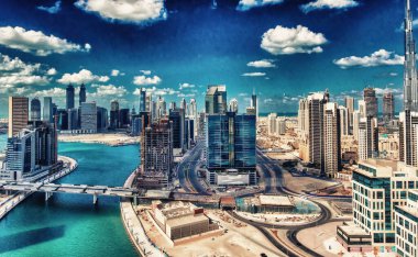 Dubai şehir merkezinin havadan silueti. Güneşli bir günde gökdelenler ve kanallar