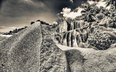 Seyşeller Takımadası 'ndaki La Digue Adası' nın muhteşem manzarası.