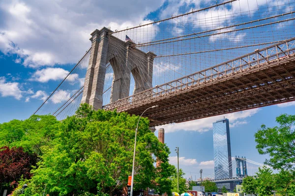 Iconic Brooklyn Köprüsü, Brooklyn Köprüsü Parkı 'ndan New York' ta yaz güneşinde görüldü..
