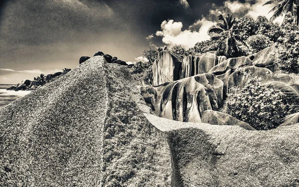 Seyşeller Takımadası 'ndaki La Digue Adası' nın muhteşem manzarası.