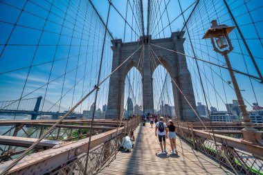 New York, New York - 12 Haziran 2025: Brooklyn Köprüsü mimari elementleri Manhattan 'da çelik kablolar ve taş kuleler.