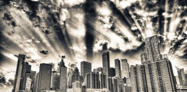 Manhattan şehir merkezinin panoramik manzarası. Günbatımı gökyüzü ve New York 'ta parlayan şehir ışıkları..