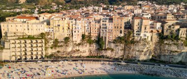 Tropea 'nın tarihi binalarının havadan görünüşü çarpıcı sahil şeridinin üzerindeki uçurumlara tünemişti..