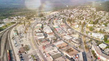 Jasper Alberta kasabasının manzarası sabah güneşiyle çevrili..