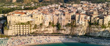 Tropea 'nın tarihi binalarının havadan görünüşü çarpıcı sahil şeridinin üzerindeki uçurumlara tünemişti..