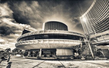 San Diego - 30 Temmuz 2017: Liman Köyü ve Embarcadero Parkı boyunca turistler, sokaklar ve binalar.