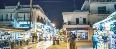 Skiathos, Yunanistan - 27 Haziran 2023: Turistlerle Skiathos sokakları.