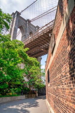 Iconic Brooklyn Köprüsü, Brooklyn Köprüsü Parkı 'ndan New York' ta yaz güneşinde görüldü..