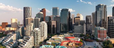 Calgary, Alberta - 10 Temmuz 2024: Güzel bir yaz günbatımında Calgary 'nin gökyüzü manzarası, Alberta - Kanada.