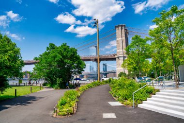Iconic Brooklyn Köprüsü, Brooklyn Köprüsü Parkı 'ndan New York' ta yaz güneşinde görüldü..