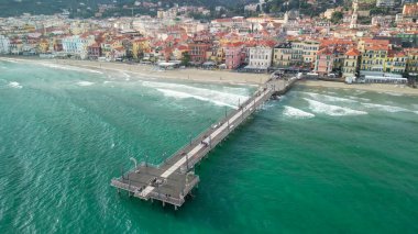 Alassio Liguria 'nın kış manzarası kıyı şeridini, kasabayı ve Akdeniz' i gösteriyor.