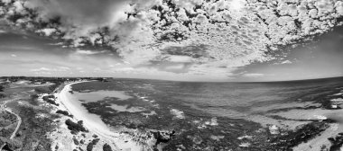 Rottnest Adası kıyı şeridi şeffaf su ve kumlu plajlarla manzaralı..