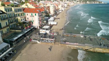 Sakin kıyı şeridi ve sakin deniz ile Alassio sahilinin havadan görünüşü.