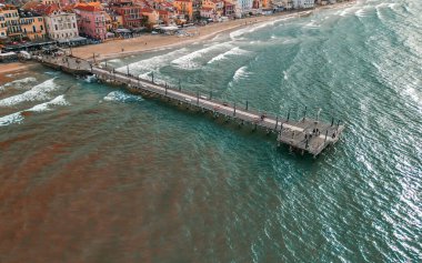 Alassio Liguria 'nın kış manzarası kıyı şeridini, kasabayı ve Akdeniz' i gösteriyor.