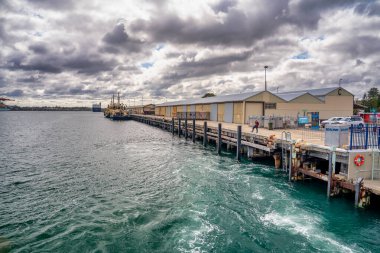 Perth limanından Avustralya 'ya feribottan Rottnest Adası' na şehrin ufuk çizgisini ve tekneleri gösteriyor..