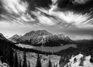 Peyto Gölü Alberta Panoramik Kanada Kayalıkları 'ndaki siyah beyaz manzara.