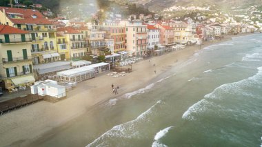 Alassio Liguria 'nın kış manzarası kıyı şeridini, kasabayı ve Akdeniz' i gösteriyor.