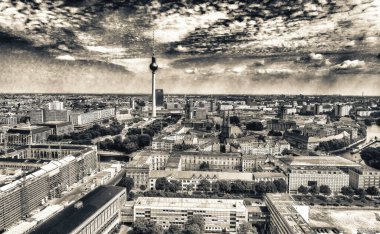 Berlin şehir manzarası yaz mevsiminde insansız hava aracından şehir simgeleri ve mavi gökyüzü