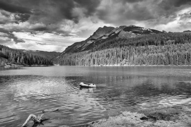 Banff Ulusal Parkı 'ndaki Jack Gölü' nde gün batımı renkli dağ manzarasını yansıtıyor.