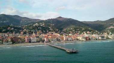 Sakin kıyı şeridi ve sakin deniz ile Alassio sahilinin havadan görünüşü.