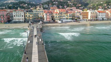 Kışın Alassio kıyı şeridine boş kumsallı İHA perspektifi.