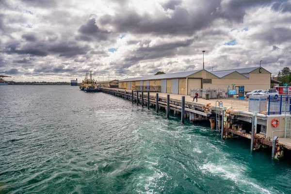 Perth limanından Avustralya 'ya feribottan Rottnest Adası' na şehrin ufuk çizgisini ve tekneleri gösteriyor..