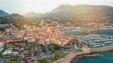 Menton France 'ın hava manzarası Akdeniz kıyı şeridini ve tarihi eski kasabayı gösteriyor.