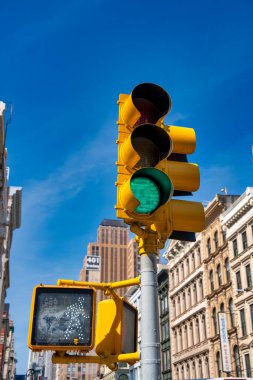Manhattan kentsel çevresindeki kavşakta New York City trafik ışığı.