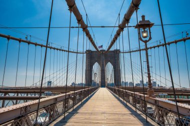 Brooklyn Köprüsü 'nün ikonik asma köprü yapısı kablolara ve kaldırımlara bakış açısıyla.