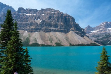 Yaz mevsiminde Peyto Gölü manzaralı Icefields Parkway boyunca turkuaz suyla.
