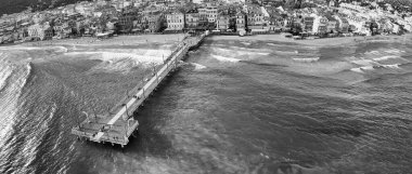 Spiaggia di Alassio 'nun turkuaz deniz ve kasaba manzaralı perspektifi.