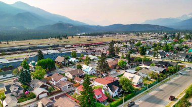 Jasper Alberta kasabasının manzarası sabah güneşiyle çevrili..