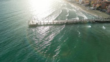 Sakin kıyı şeridi ve sakin deniz ile Alassio sahilinin havadan görünüşü.