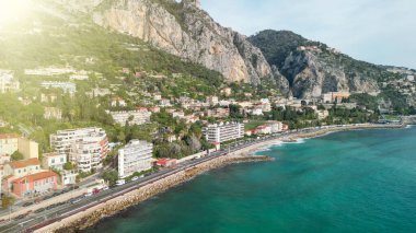 Menton France 'ın hava manzarası Akdeniz kıyı şeridini ve tarihi eski kasabayı gösteriyor.